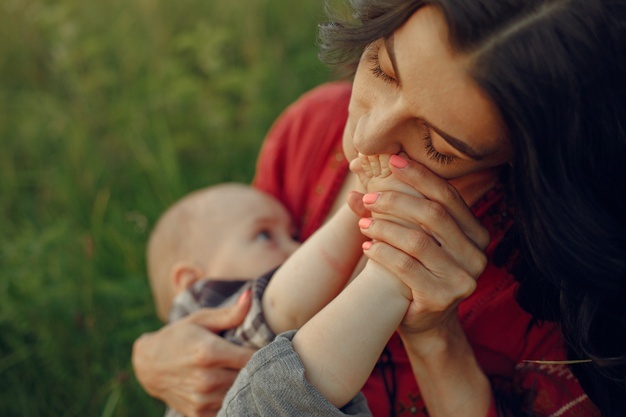 madre linda hija mama amamantando su pequeno hijo mujer vestido rojo - Dieta para lactancia materna