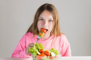 retrato nina comiendo ensalada saludable tenedor 300x200 - Alimentación infantil
